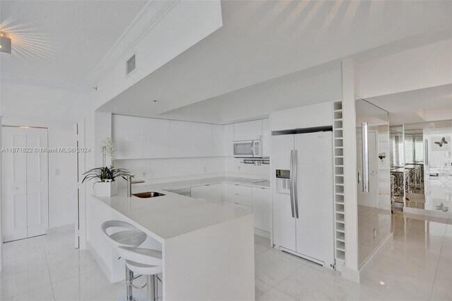 Building Photo - 16699 Collins Ave