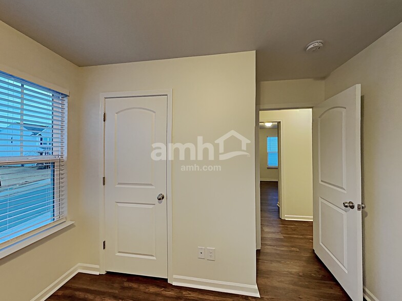 Building Photo - 500 Horseman Park Pl