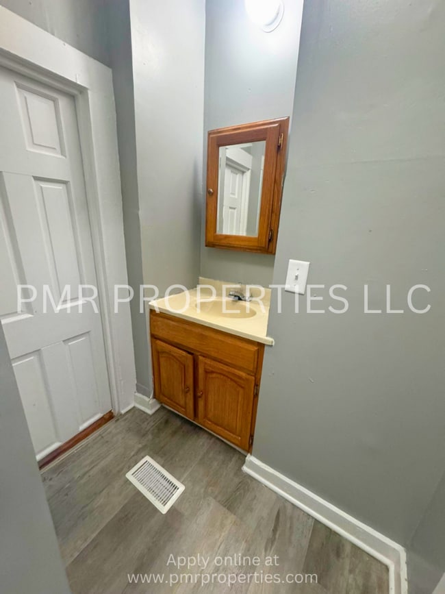 Building Photo - 2 Bedrooms/1 Bathroom House