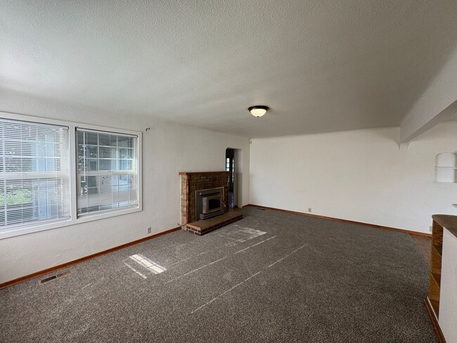 Building Photo - 1320 Beaudry Rd
