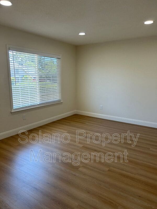 Building Photo - 2813 Vista Palomar