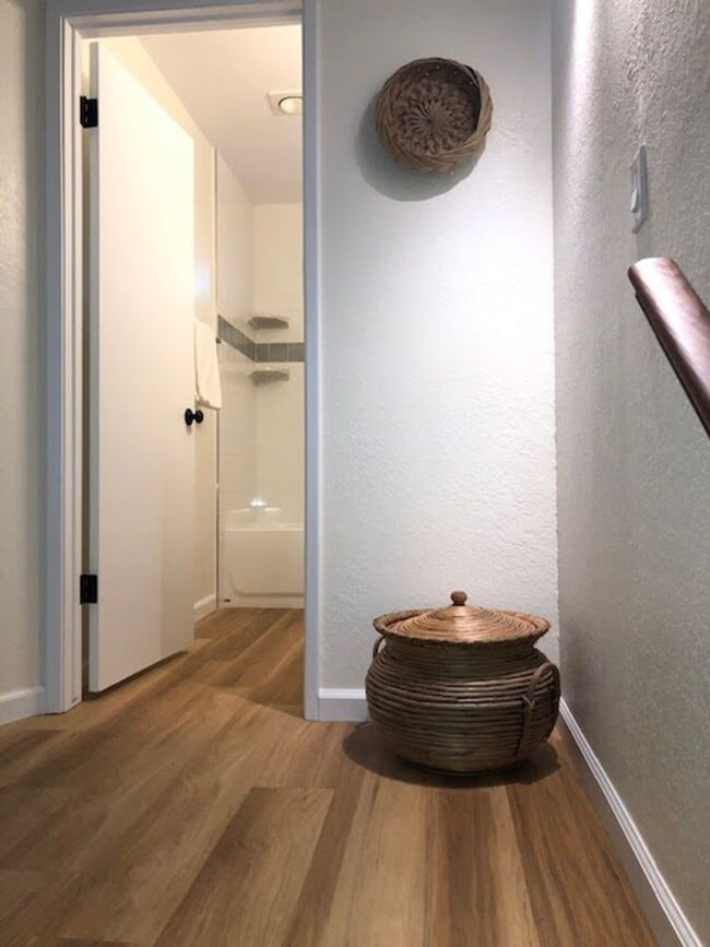 Building Photo - 2 bedroom 1.5 bath Apartment