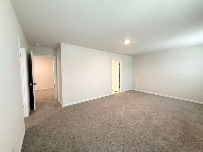 Building Photo - Spacious 5-Bedroom Home for Rent in The Falls – Modern, Comfortable, and Move-In Ready