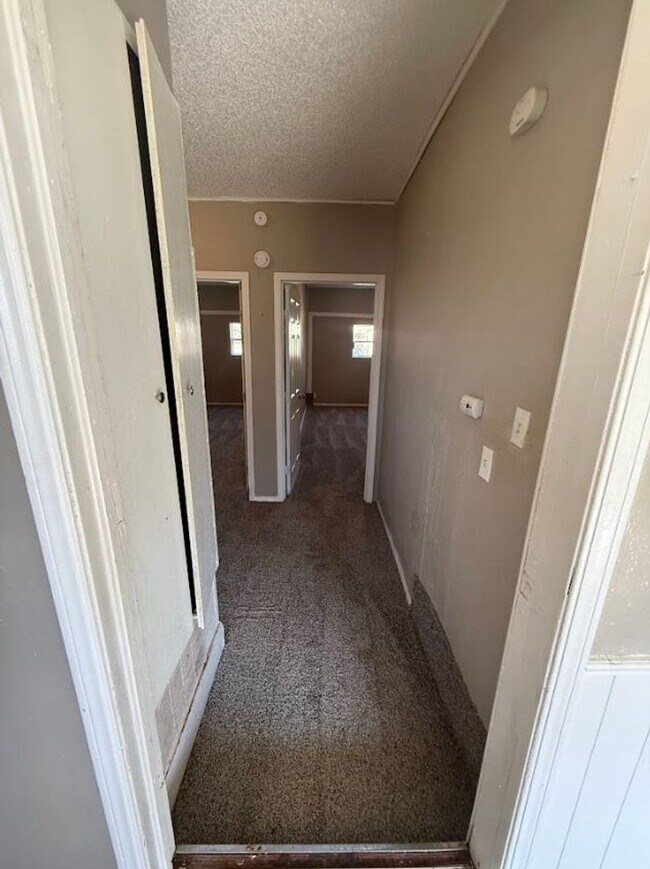 Building Photo - Charming 5 Bedroom House