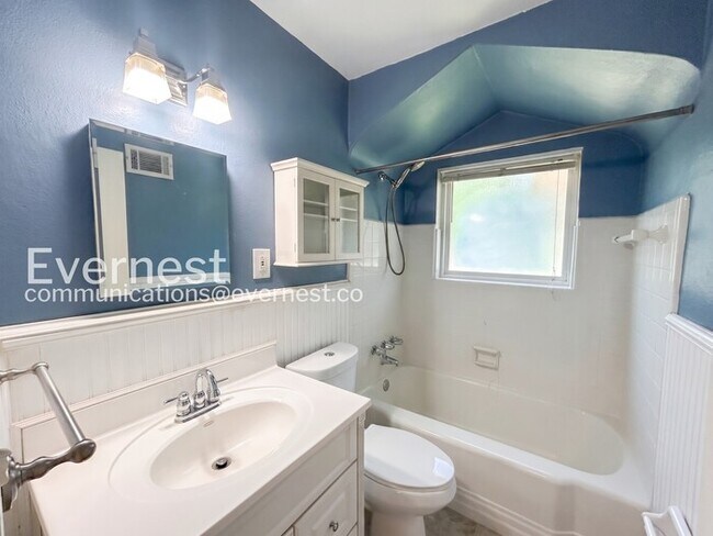 Building Photo - 2 Bed, 1.5 Bath Home with Attached Garage / Available Now!