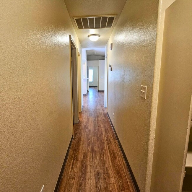Building Photo - MOVE-IN READY 3BR/2BA SINGLE FAMILY HOME I...