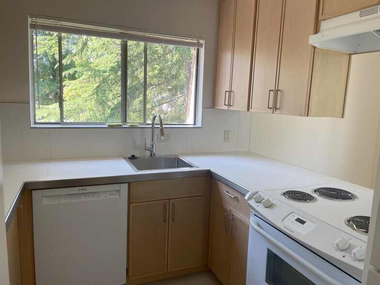 Building Photo - 2740 Tachevah Dr