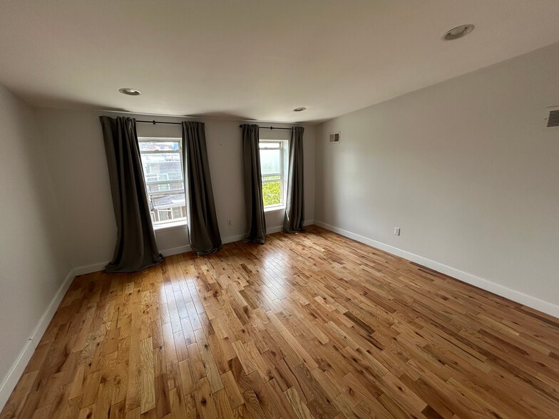 Building Photo - 2027 E Sergeant St