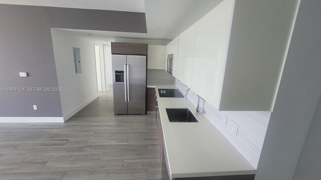 Building Photo - 1010 SW 2nd Ave