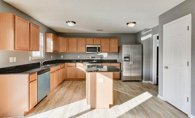 Building Photo - Enjoy the perfect blend of luxury, comfort...