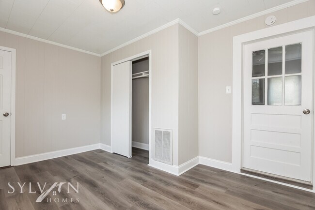 Building Photo - The living is easy in this 2 bedroom, 1 ba...