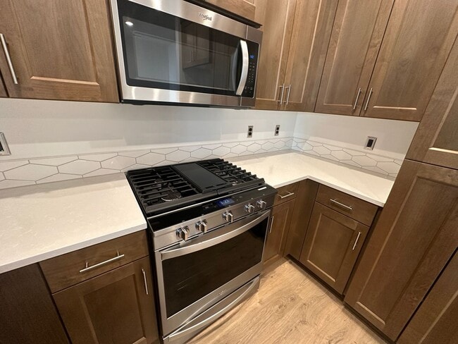 Building Photo - POOL & Clubhouse! 3 Bdrm, 2.5 Bath 1450 sq ft Townhouse, All Appliances, Gas Heat & A/C, Pet OK, ...