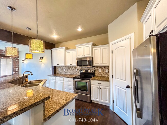 Building Photo - Spectacular 3 bed 2.5 bath in Highland