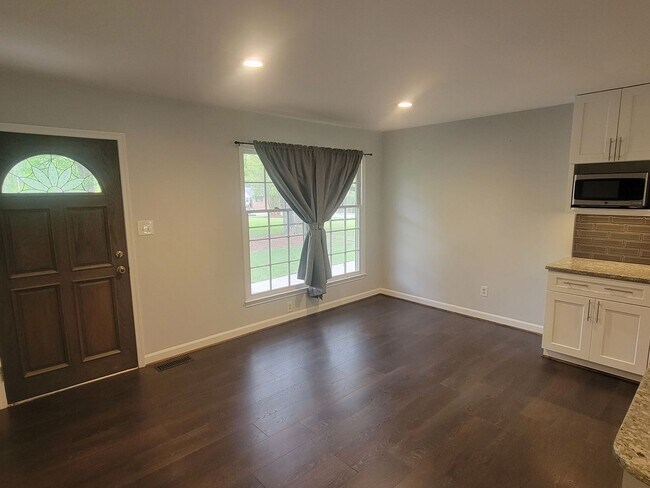 Building Photo - 3 Bedroom 2 Bathroom Home