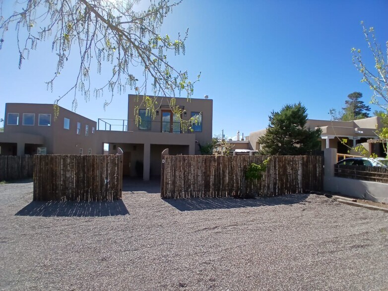 Building Photo - 1022 Don Diego Ave