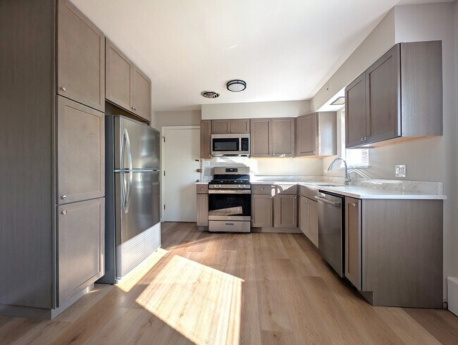 Building Photo - 300 S Austin Blvd