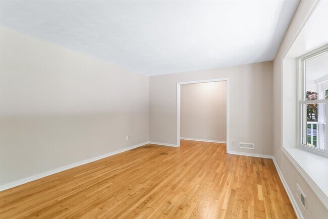 Building Photo - 208 Longhill Rd