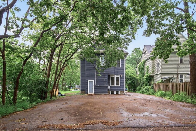 Building Photo - 812 7th St SE