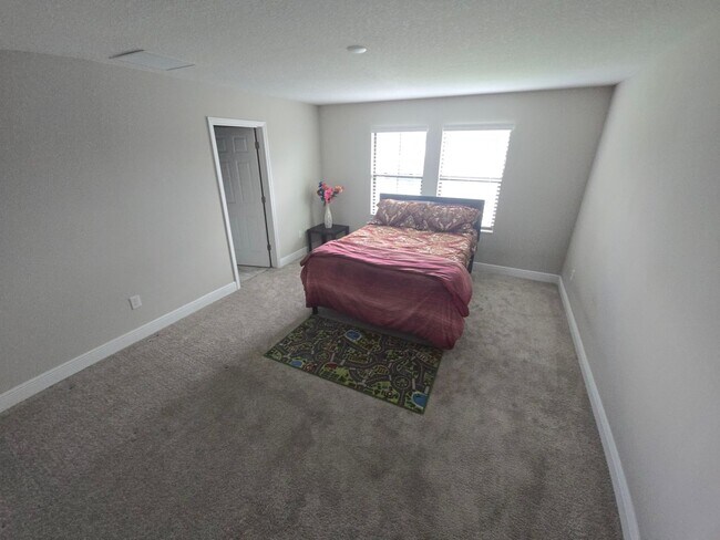 Building Photo - Gorgeous 5-Bedroom, 3-Bathroom in Riverview