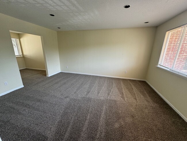 Building Photo - 2BR/2.5BA condo in Champion Court near Cen...