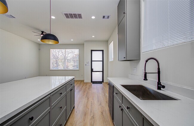 Building Photo - 1508 McKee St