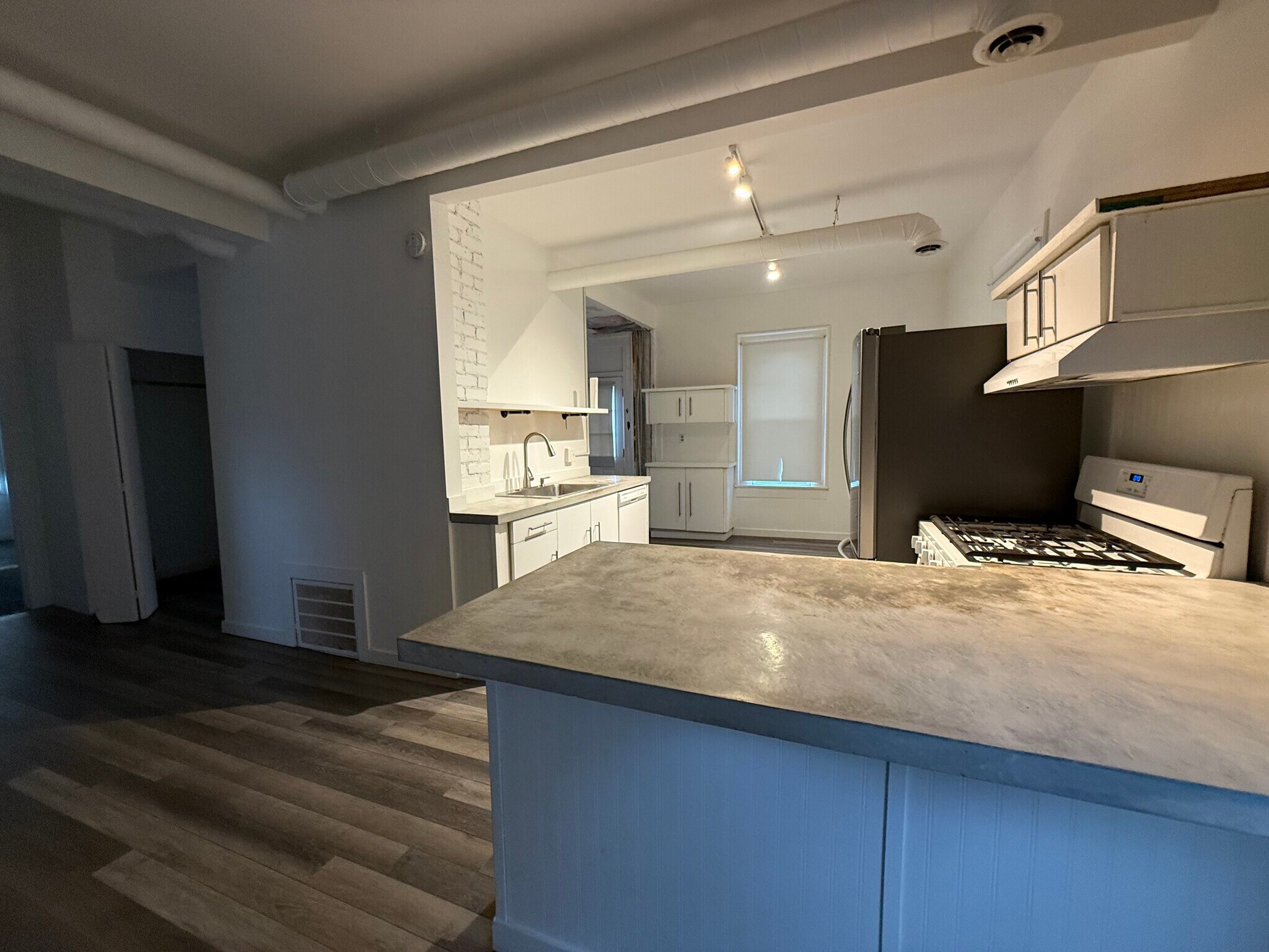 Building Photo - 711 Edgewater Ave