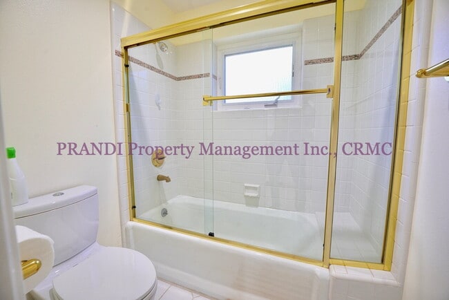 Building Photo - Exclusive Home in Gated Community!