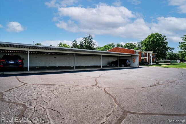 Building Photo - 430 Fox Hills Dr S