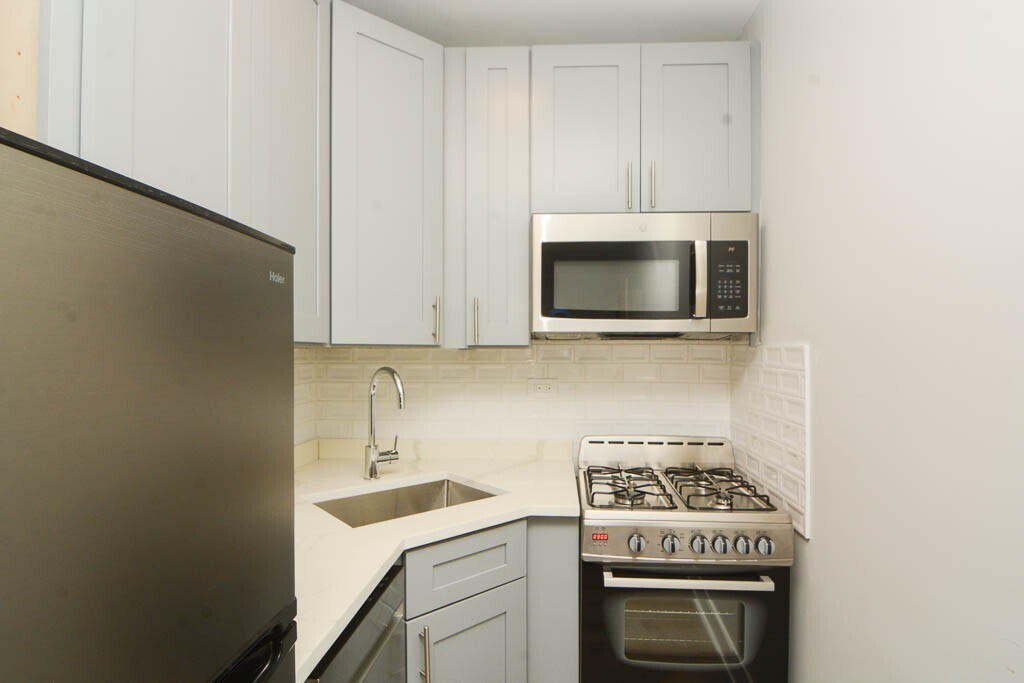 Building Photo - 553 W Belmont Ave