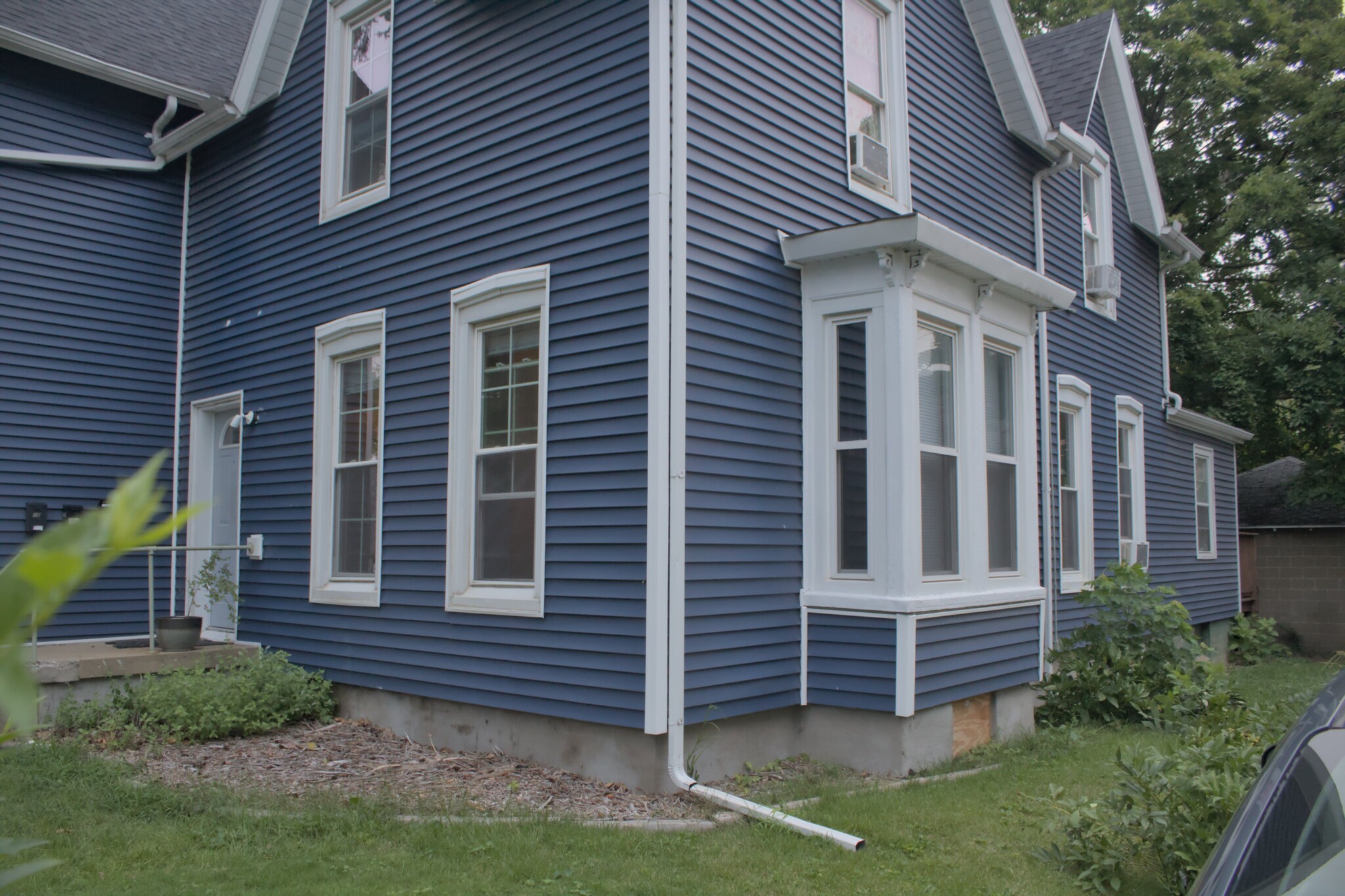 Building Photo - 304 W Columbia Ave