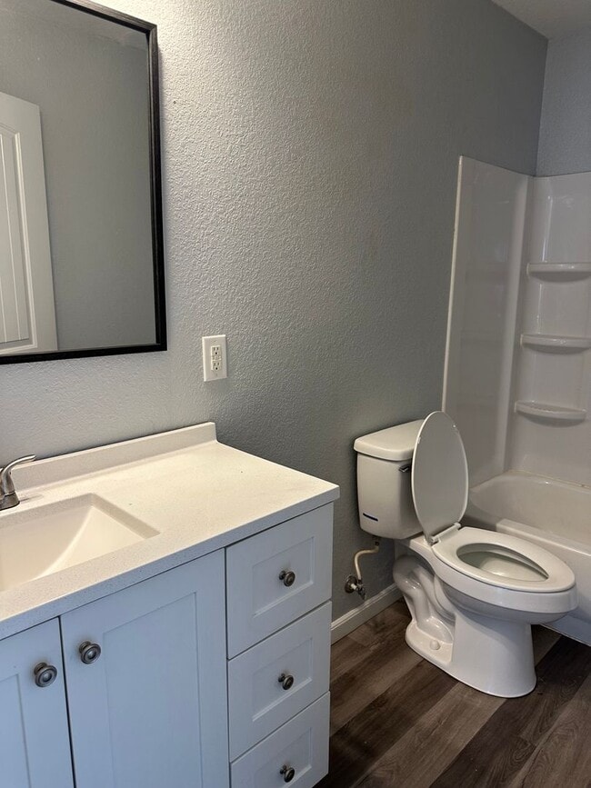 Building Photo - COMING SOON: 3 bedroom, 1 bathroom home lo...