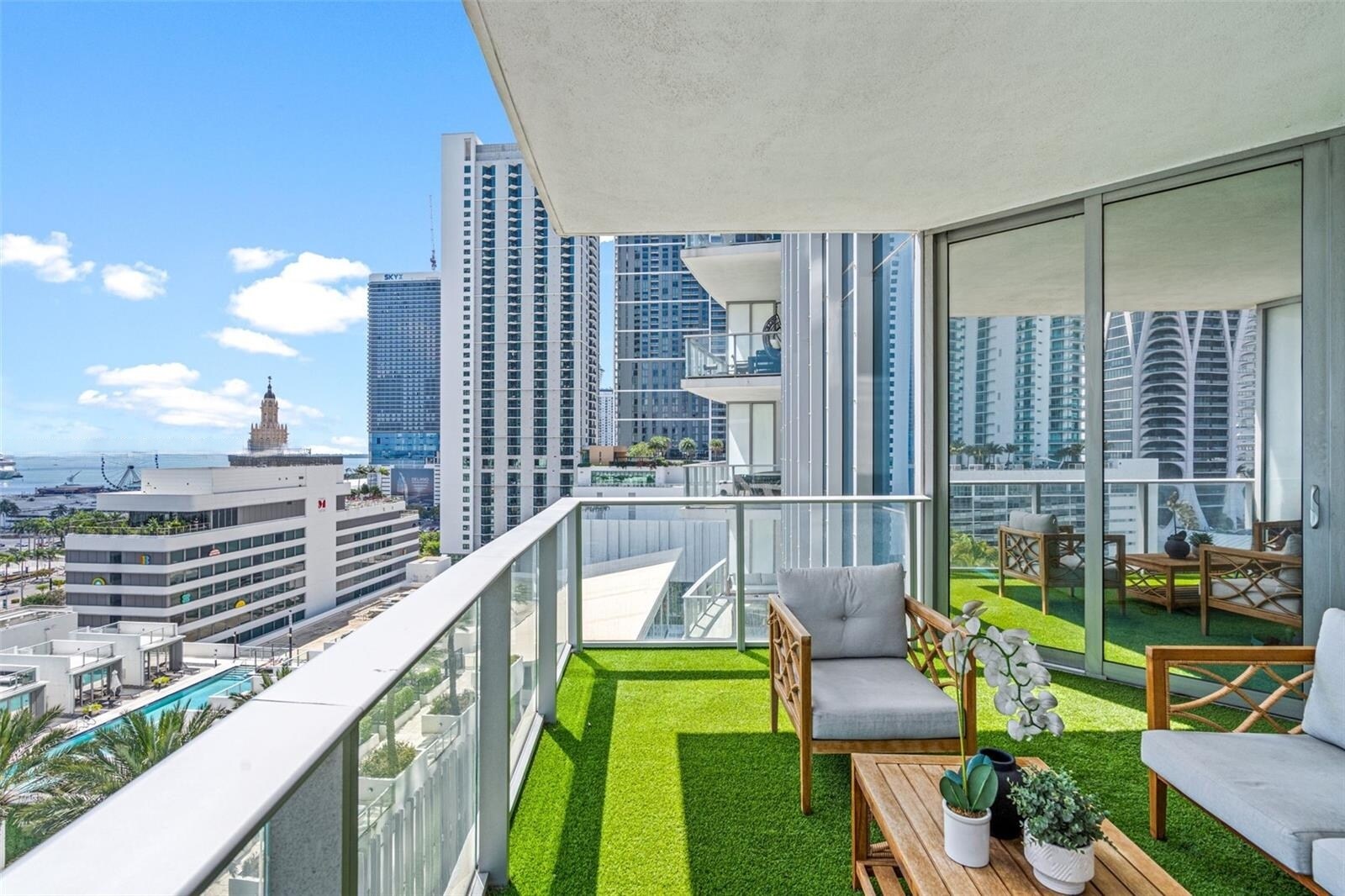 Building Photo - 851 NE 1st Ave