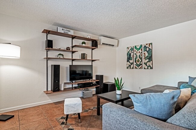 Building Photo - Fully Remodeled 3BR/1BA in the Heart of Bend