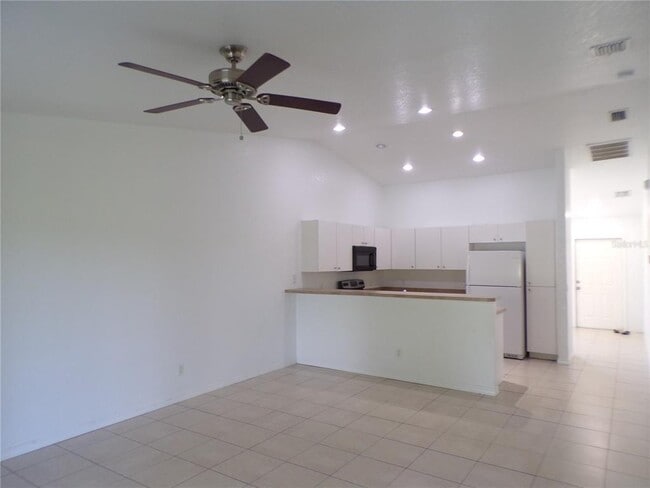 Building Photo - 385 Sunflower St