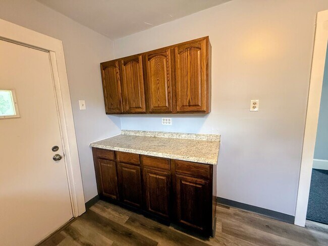 Building Photo - Three bedroom one bathroom home for rent