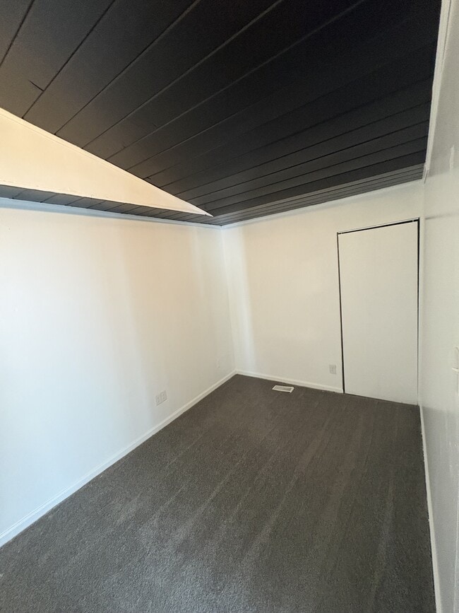 Building Photo - 5870 Villa Ave