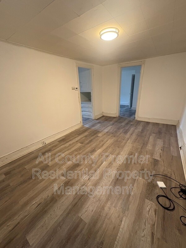 Building Photo - 319 Hobart Ave