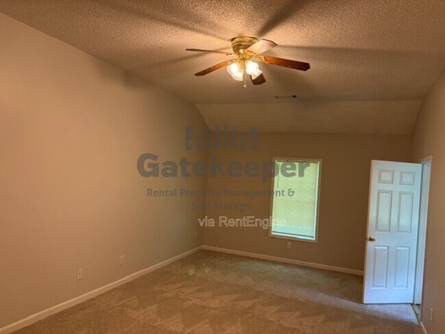 Building Photo - 3161 Glen Hollow Dr