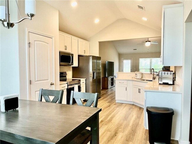 Building Photo - 283 Chestnut Dr