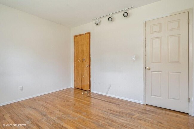 Building Photo - 126 Linden Ln