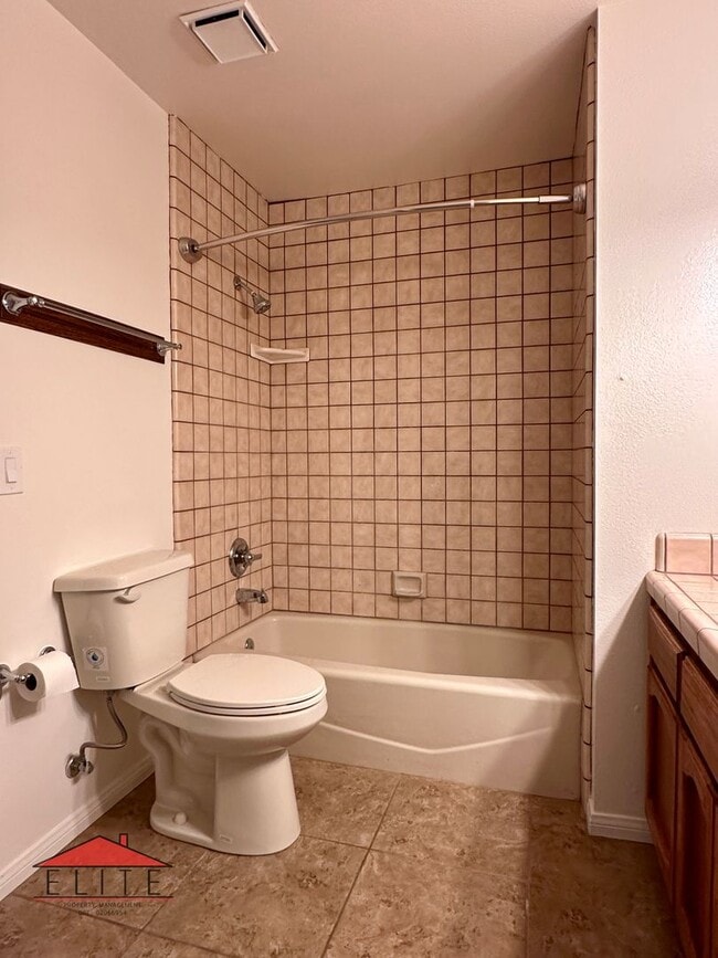 Building Photo - BEAUTIFUL HERITAGE HOME AVAILABLE NOW!