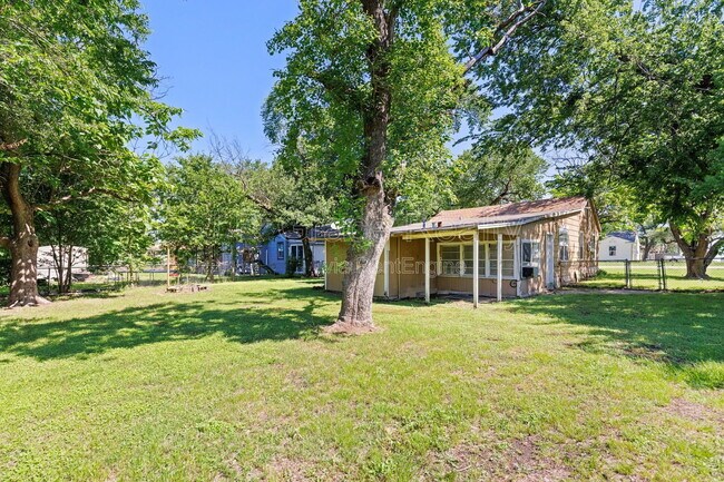 Building Photo - 802 W Navasota St