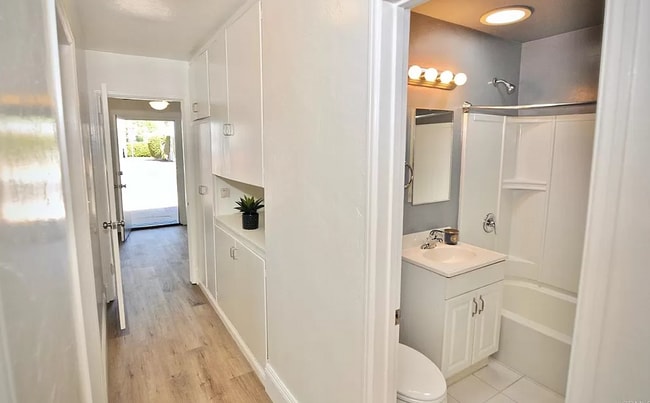 Building Photo - 5BD/2BA, Great Sunroom!
