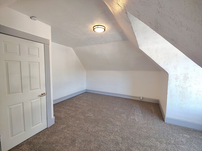 Building Photo - *Beautifully Updated & Spacious 6BD/1.5BA ...