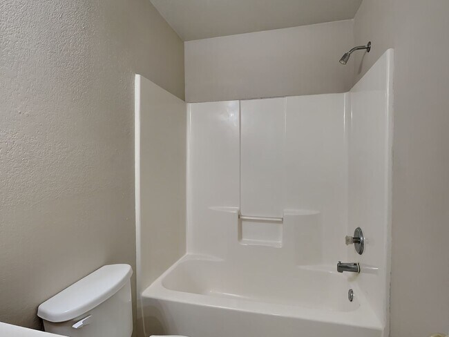 Building Photo - ONE MONTH FREE RENT! CALL NOW!