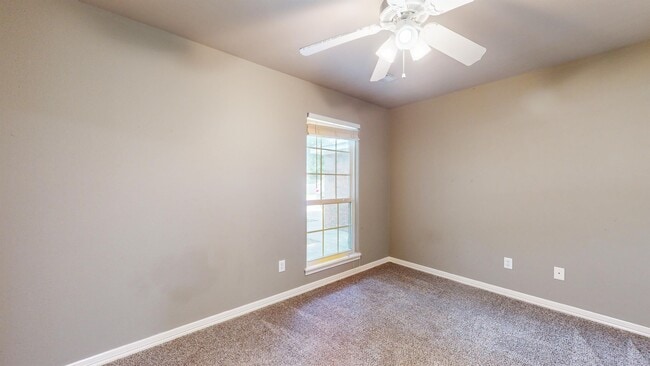 Building Photo - 952 Queen Annes Lace Dr