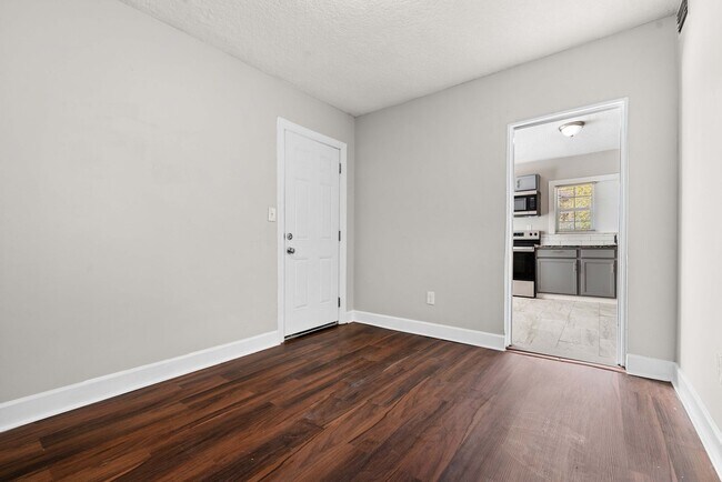 Building Photo - **Move in ready 3/2 Single Family home 32208