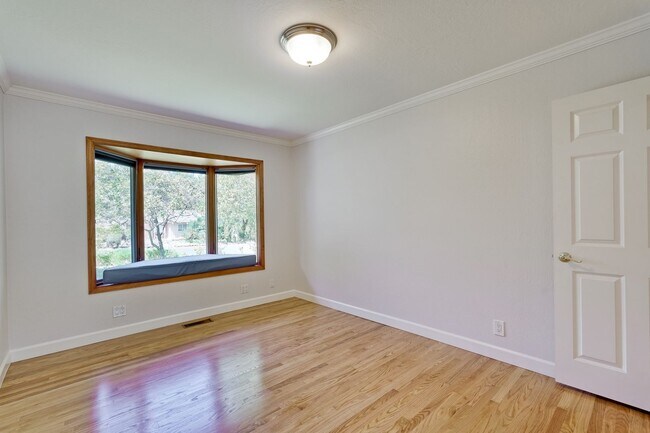 Building Photo - Excellent 3 Bedroom 2 Bath In A Great Neig...