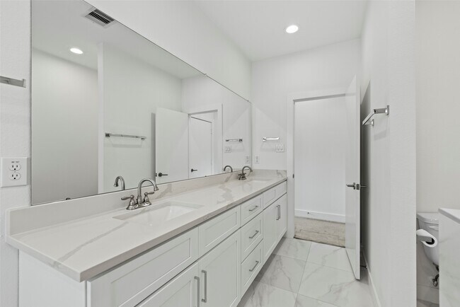 Building Photo - 847 Rachel St