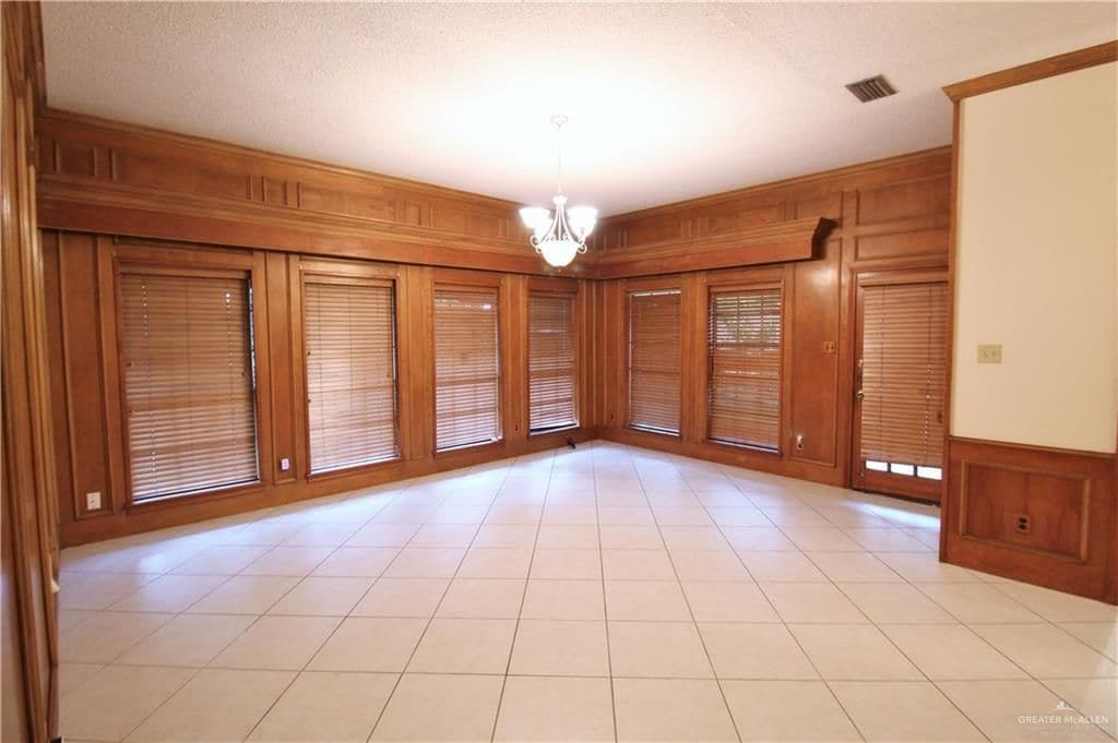 Building Photo - 2125 Sabinal St